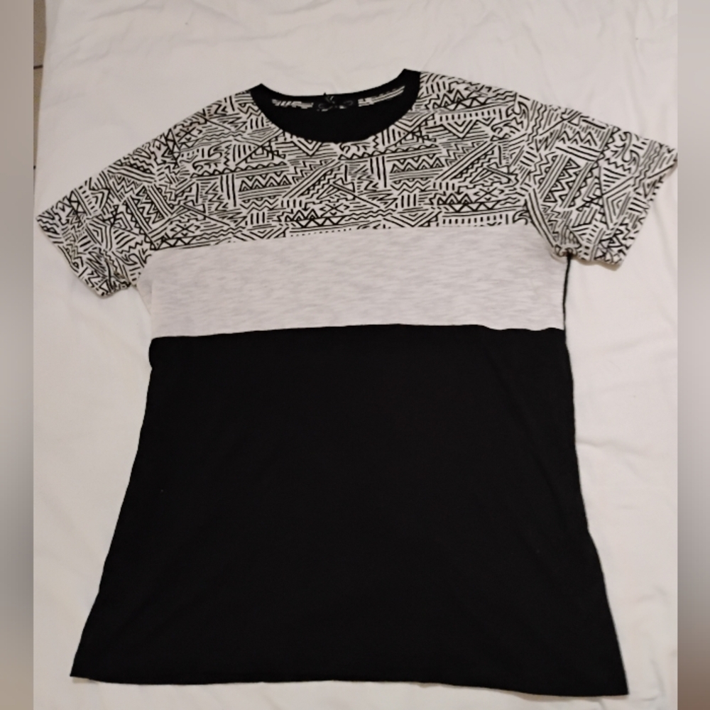 2/Men T-shirt Size M Black And White 7.00